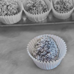 Tartufo al cioccolato con cuore di cocco