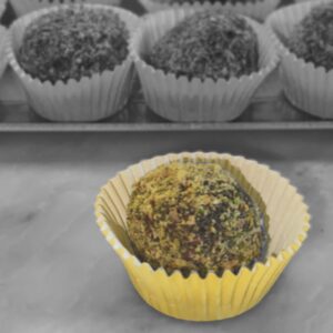 Tartufo al cioccolato con cuore di pistacchio